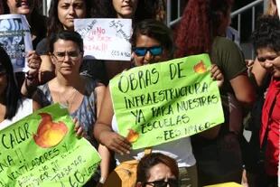 Protesta de docentes frente al  Consejo escolar de La Matanza