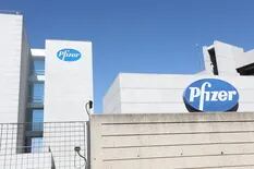 Pese a las denuncias y acusaciones, el Gobierno sigue negociando con Pfizer