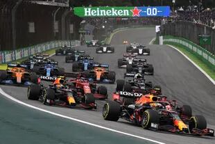 La largada de la carrera sprint, con el Red Bull de Max Verstappen en primer plano y con Valtteri Bottas, poleman y puntero, fuera de imagen; atrás, a la izquierda, el Mercedes de Lewis Hamilton ya superó a ambos Haas y ambos Williams.