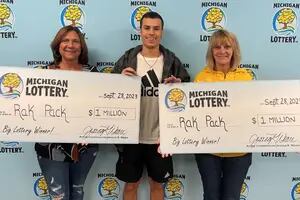 Ganaron US$1 millón en la lotería de Powerball y reclamaron su premio casi un año después