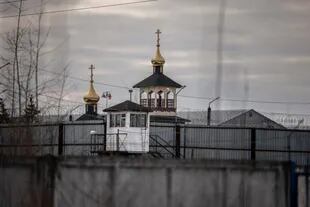La colonia penal N2, donde el crítico del Kremlin Alexei Navalny pasa sus días de confinamiento; al fondo, una iglesia ortodoxa
