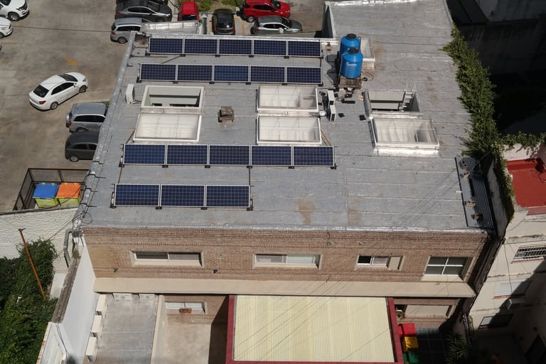 AL GROUP S.A. instaló los paneles solares en las oficinas del Movimiento de los Focolares de la calle Lezica 4358, barrio de Almagro.