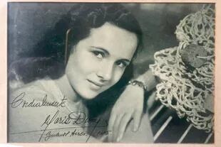 La popularidad de María Duval a comienzos de los años 40 era tal que debió imprimir su firma en retratos, como éste, en posesión de su amigo personal Oscar Barney Finn