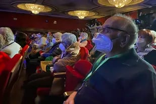 Casi 200 adultos mayores de la comunidad de Madrid, inmunizados todos, volvieron al teatro como si fuera la vieja normalidad