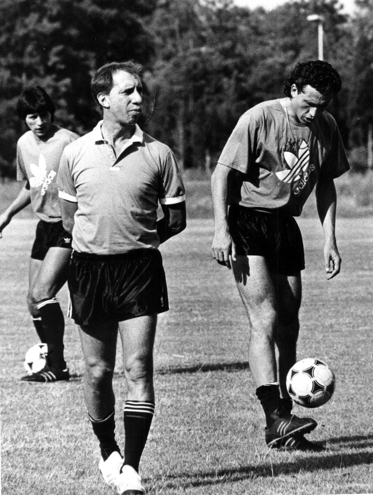 Carlos Bilardo y Jorge Valdano en una práctica de la selección el 23 de enero de 1990