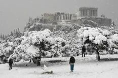 Impresionante postal. Atenas, bajo un manto blanco por un temporal de nieve