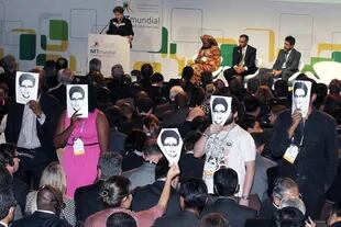 Los activistas en plena acción durante la presentación de Dilma.
