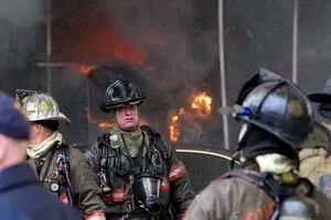Un bombero murió mientras combatía un impactante incendio en un edificio de EE.UU.