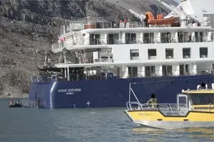 Liberan al crucero de lujo con 206 personas a bordo que había encallado en las costas de Groenlandia