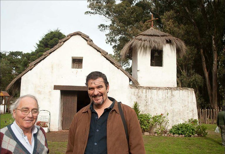 El investigador Alberto E. Flugel junto al  autor de la nota, Pablo Junco, en la Reducción de Nuestra Sra. del Pilar de Puelches.