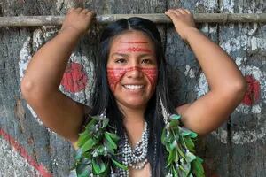 Quién es la joven que la rompe en TikTok publicando videos de su tribu