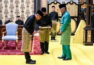El rey de Malasia, el sultán Abdullah Sultan Ahmad Shah y el recién nombrado primer ministro de Malasia, Anwar Ibrahim, participan en la ceremonia de juramento en el Palacio Nacional en Kuala Lumpur el 24 de noviembre de 2022.
