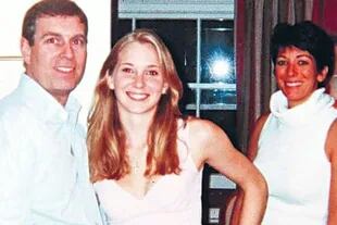 El príncipe Andrés junto a Virginia Roberts Giuffre, una de las víctimas de la red de tráfico sexual de Jeffrey Epstein, y a Ghislaine Maxwell