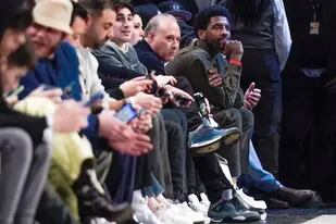 ARCHIVO - Kyrie Irving (extremo derecho) de los Nets de Brooklyn durante un juego contra los Knicks de Nueva York. (AP Foto/Seth Wenig)