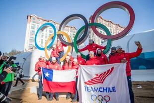 Los atletas de la delegación chilena posan junto a los anillos olímpicos
