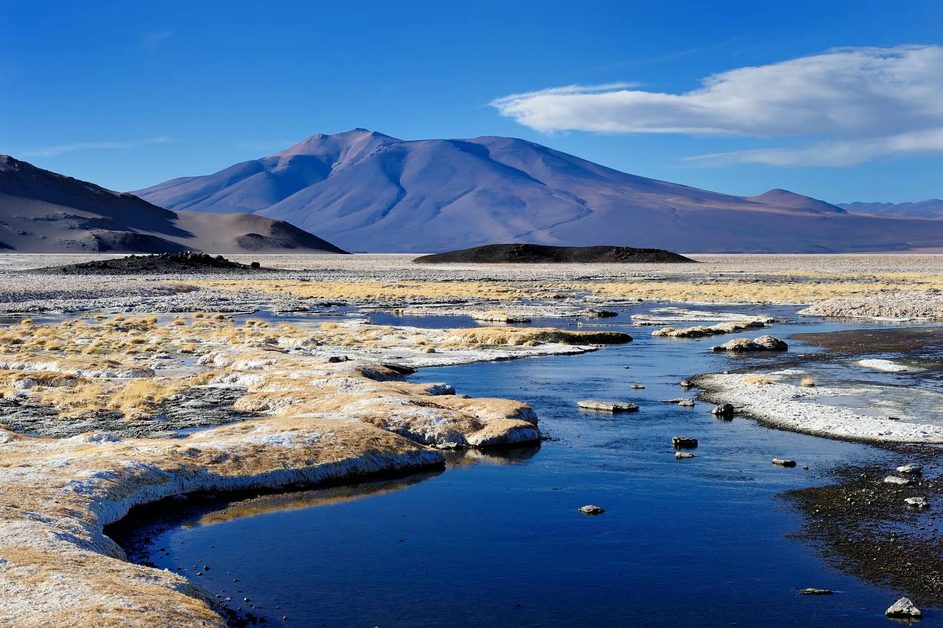 El volcán Llullaillaco se localiza en Salta, a metros del límite con Chile, sobre la cordillera de los Andes.