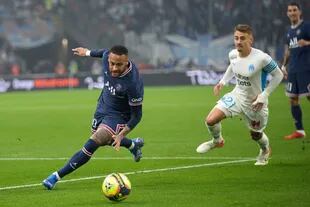 Neymar supera la marca de Valentin Rongier durante el partido que disputan el PSG y el Olympique de Marsella.