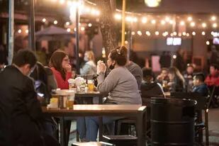 Sorpresa en el DNU: los bares y restaurantes sólo podrán atender al aire libre