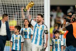 Messi, con su esposa y dos de sus hijos, ofrenda la copa del mundo a los hinchas