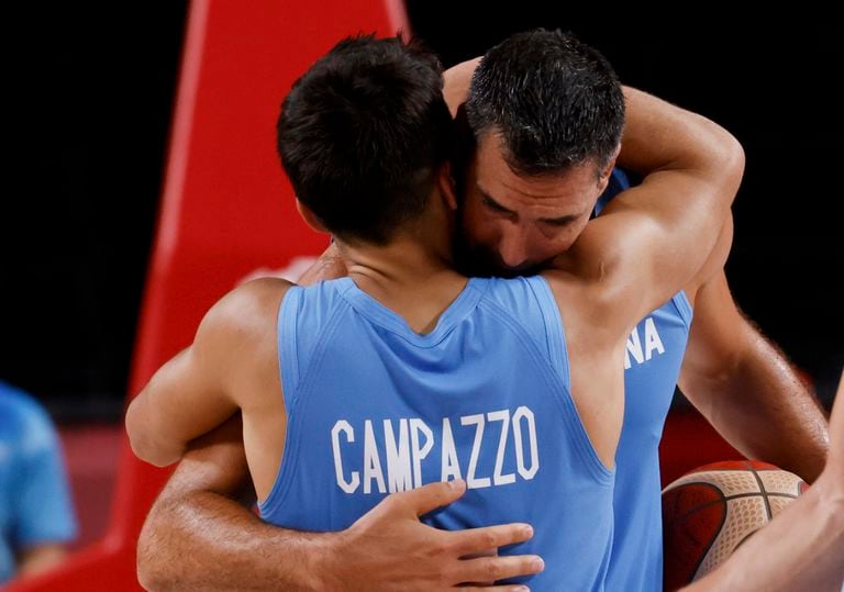 Scola y Campazzo, abrazados al finalizar el partido