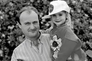 Lily en una fotografía con su padre cuando era pequeña