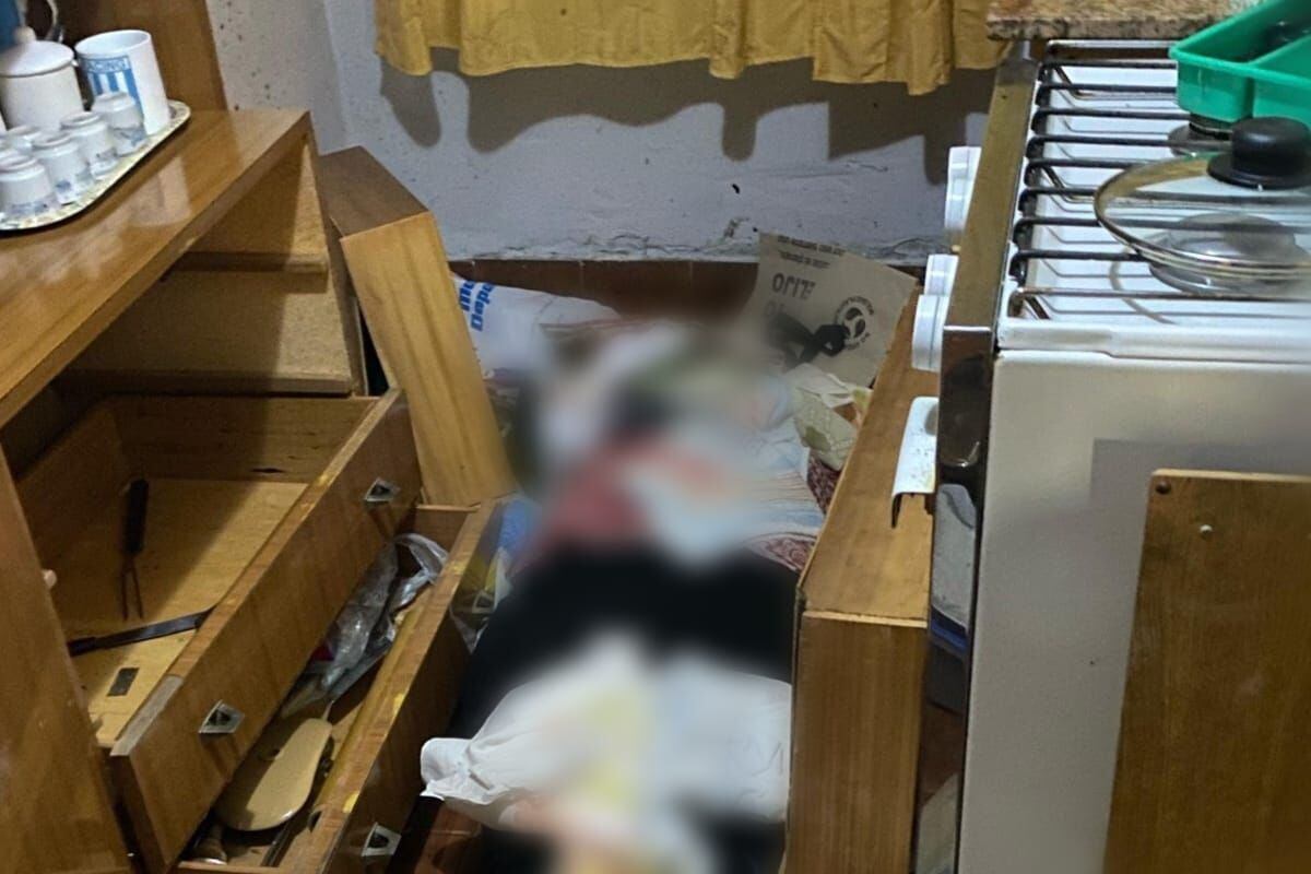 La mujer fue encontrada muerta en la cocina cubierta por papeles y ropa