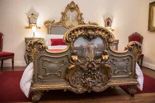 Importante cama de estilo rococó en la suite Candelaria, dentro del castillo.