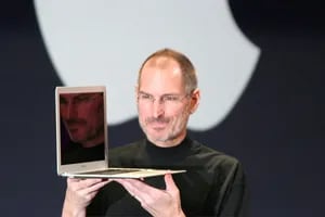 Descubrió un archivo oculto en su vieja computadora y asegura que Steve Jobs podría ser el creador de Bitcoin