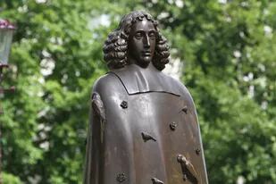 Spinoza, retratado en bronce por Thomas Hirschhorn, en Ámsterdam