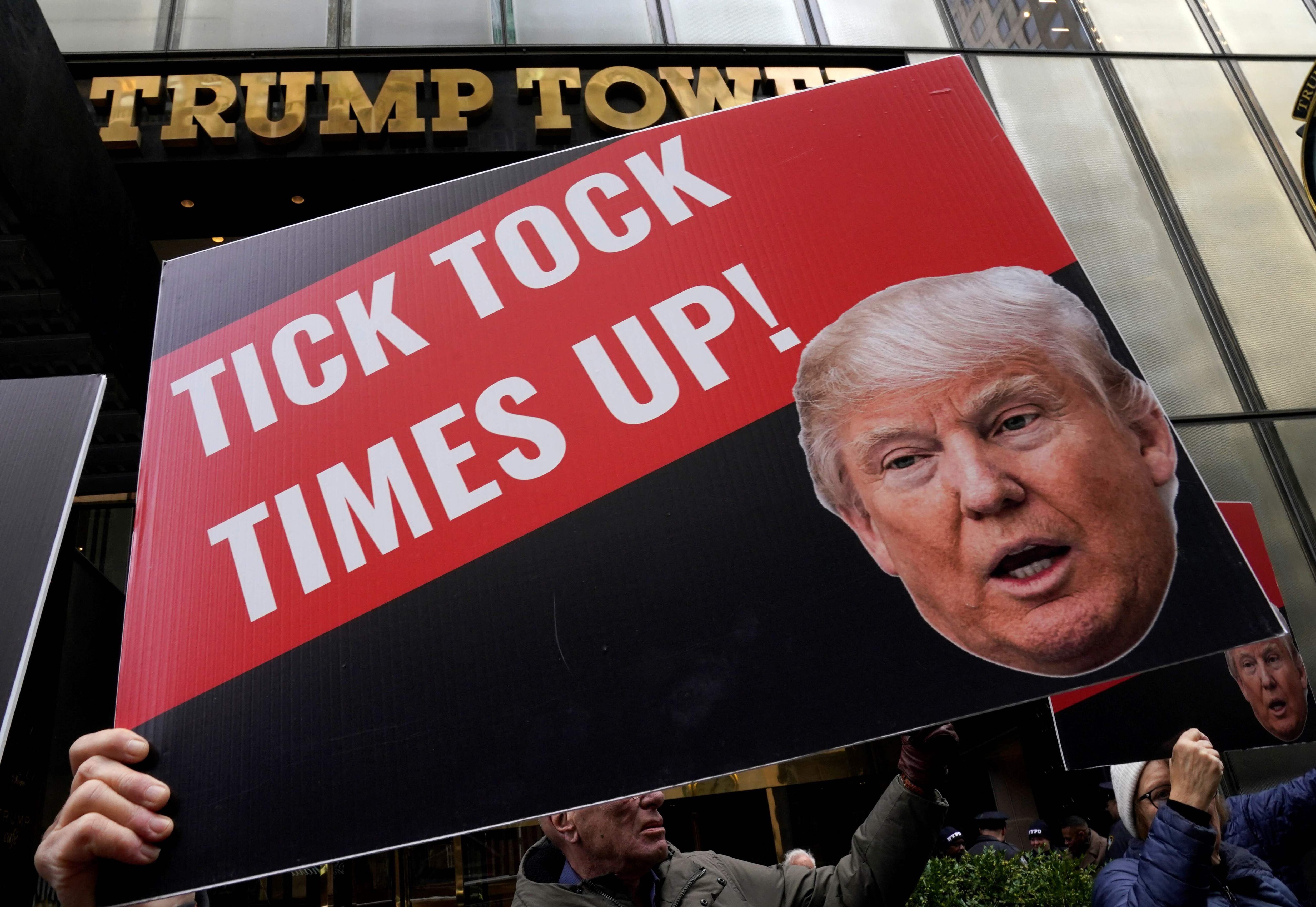 Manifestantes reuniods en frente de la Trump Tower en Nueva York, este viernes 31 de marzo. (Photo by TIMOTHY A. CLARY / AFP)