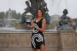 Garbiñe Muguruza, campeona de Roland Garros 2016, y la habitual pose con el trofeo; aquí, en la Place de la Concorde