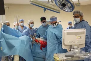 El equipo monitorea la respuesta del órgano trasplantado