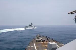 El video de la provocadora maniobra de un destructor chino que se cruzó en el camino de un barco de EE.UU.
