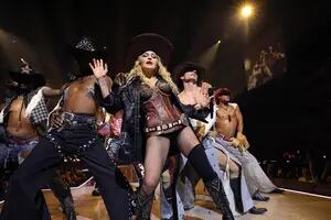 Madonna recibe una millonaria demanda por parte de dos fans por iniciar tarde su show