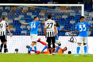 El momento en el que Koulibaly anota el segundo gol de Napoli y condena a Juventus a la derrota en el estadio Diego Armando Maradona por 2-1.