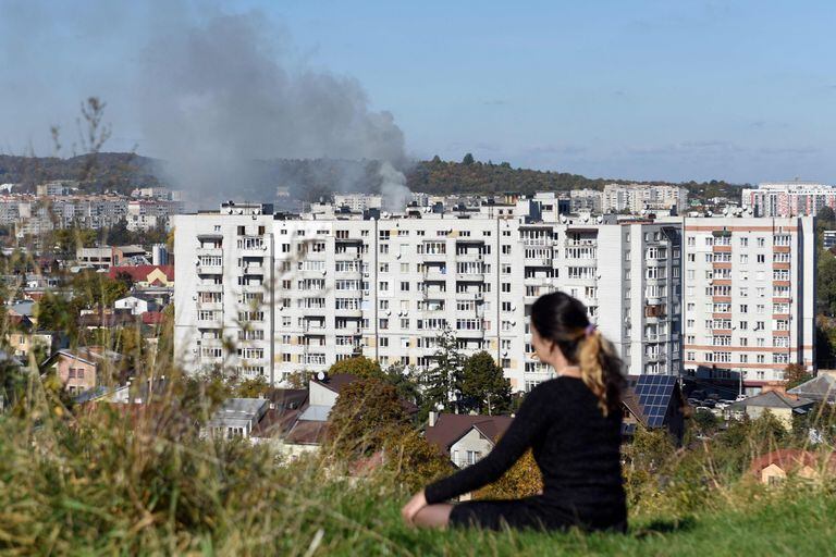 Al fondo, el humo de una explosión en la ciudad de Lviv