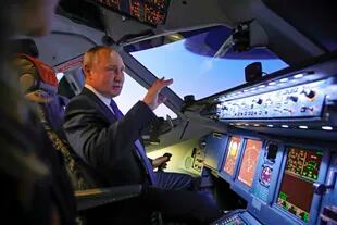 Putin "al mando" de un avión de Aeroflot durante una visita a la compañía