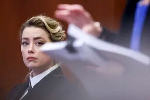 La actriz Amber Heard en el Tribunal de Circuito del Condado de Fairfax, en Fairfax, Virginia, el miércoles 13 de abril de 2022. (Evelyn Hockstein/Pool Photo vía AP)