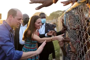 Las imágenes del príncipe William y su esposa en Jamaica que reflejan “cómo el mundo ha cambiado”