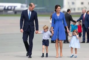 El príncipe William y Kate Middleton junto a dos de sus tres hijos