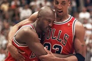 Michael Jordan de los Chicago Bulls se derrumba en los brazos de su compañero de equipo Scottie Pippen, a la derecha, al final del Juego 5 de las Finales de la NBA con el Utah Jazz el miércoles 11 de junio de 1997 en Salt Lake City. Jordan, luchando contra los síntomas de la gripe, anotó 38 puntos.