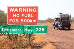 En un camino remoto de Australia, un cartel advierte: no habrá nafta en los próximos 500 kilómetros