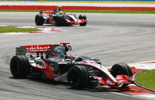 Fernando Alonso marca el camino a Lewis Hamilton en el Gran Premio de Malasia 2007; la convivencia entre el asturiano y el británico en McLaren fue caótica
