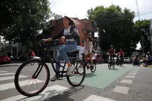 Pueden los ciclistas cruzar por la senda peatonal según la legislación de la Ciudad