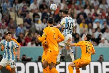 Lionel Messi cabecea durante el partido que disputan Argentina y Países Bajos por los 4tos de final de la Copa del Mundo Qatar 2022