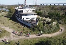 La carrera de ciclismo que pasa a través de un ferry abandonado