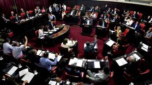 El momento de la votación en la Legislatura, al aprobarse anoche el presupuesto provincial para este año