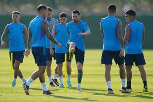 En la Universidad de Qatar, el equipo argentino intenta recuperar el ánimo para volver a meterse en un Mundial que lo tiene al borde del abismo 