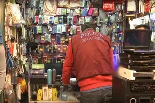 Un centenar de locales fueron clausurados por la venta de celulares robados