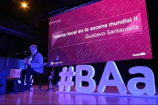 Gustavo Santaolalla contó su experiencia como músico y emprendedor y repasó algunas de sus canciones